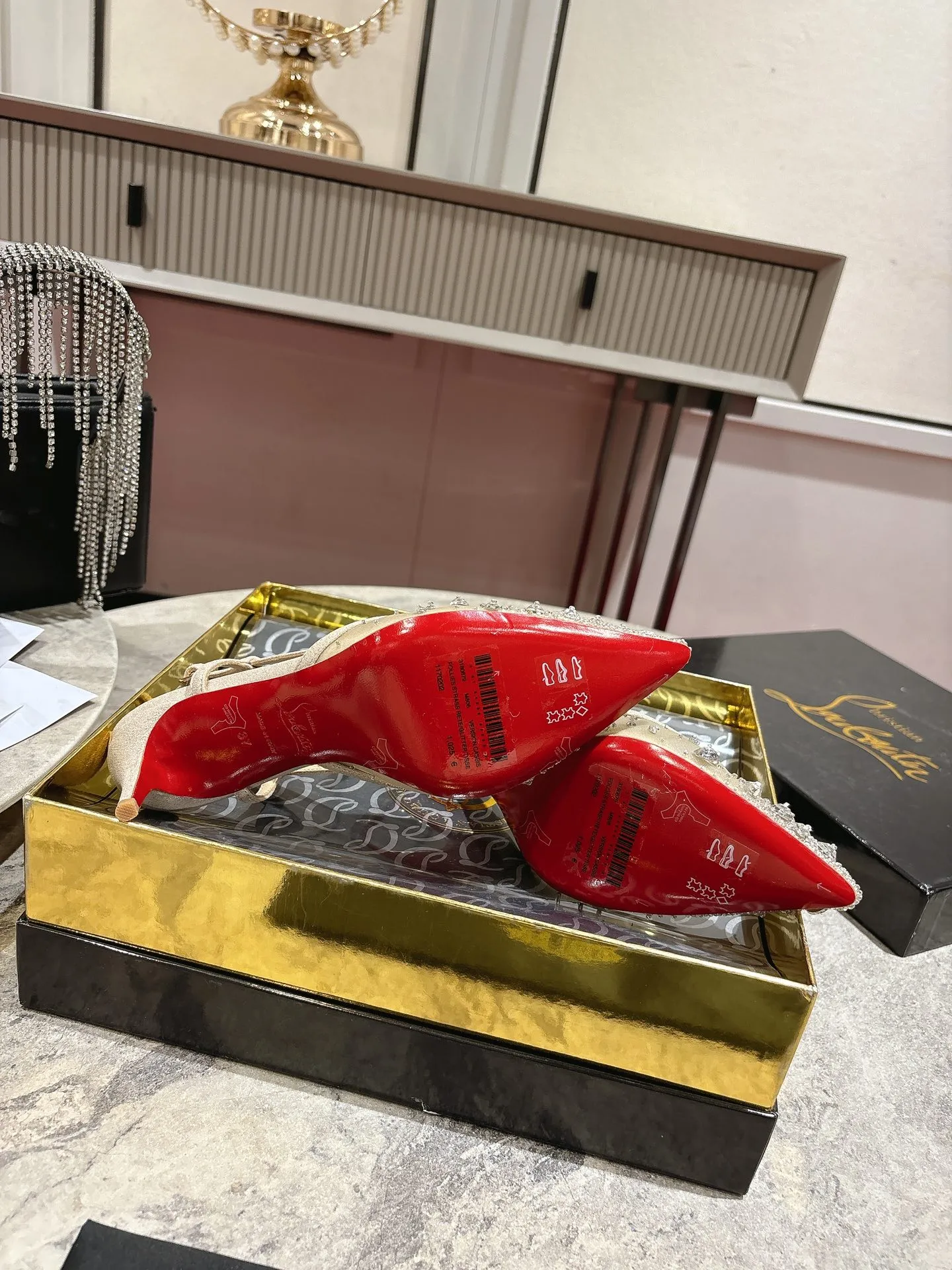 👟👟Ex-factory price 740👟👟 🆑❥∙ Mesh seam drill (single shoe)🦋✪ꫛꫀw.✔︎ This style features a slightly pointed toe made from white mesh with crystal beads and diamonds, a 65mm heel height, hand-placed crystals added to the front, and our signature Louboutin red sole with Christian Louboutin's signature and heart-shaped imprint logo on the insole. Size: 34 yards-42 yards (34.40.41.42. Customized, non-returnable and non-exchangeable‼️) Heel height: 6.5cm Color: White Apricot